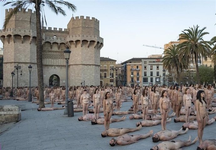 Cerca de 1.300 personas posan desnudas para el fotógrado Spencer Tunick ante las Torres de Serranos
