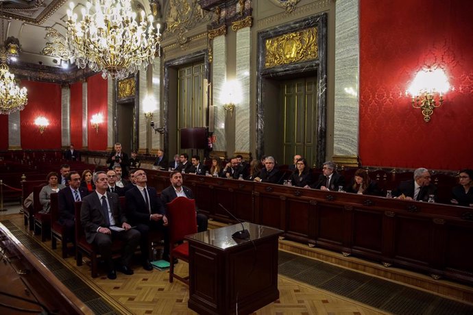 L'exvicepresident de la Generalitat Oriol Junqueras (d); l'exconseller d'Afers exteriors Raül Romeva (c) i l'exconseller d'Interior Joaquim Forn (i), al costat de la resta dels líders independentistes acusats pel procés sobiranista catal.