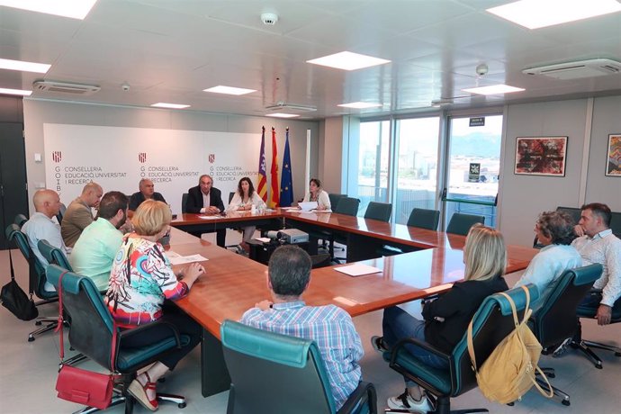El conseller de Educación, Universidad e Investigación, Martí March, reunido con alcaldes y regidores de los ocho municipios con alumnado matriculado de bachillerato en el IES Sineu
