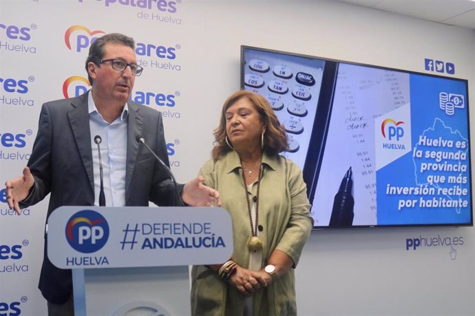 El presidente del PP de Huelva, Manuel Andrés González, y la parlamentaria Carmen Céspedes.