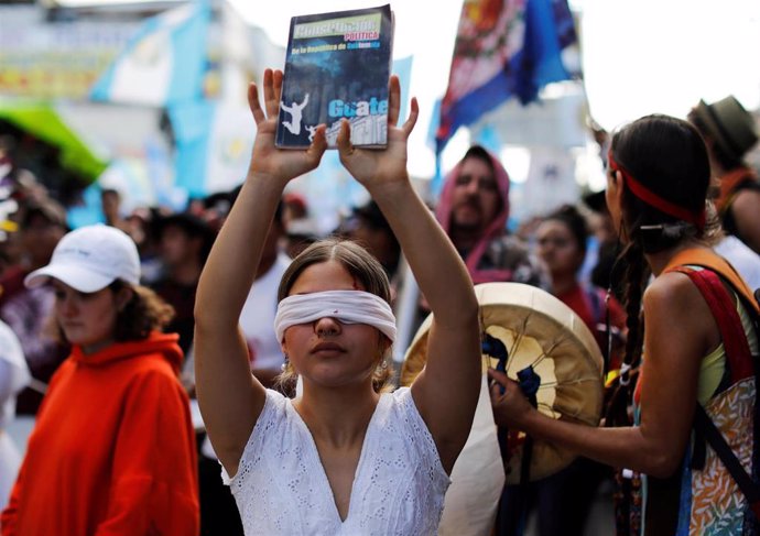Manifestante en una concentración a favor de la permanencia de la CICIG en Guatemala