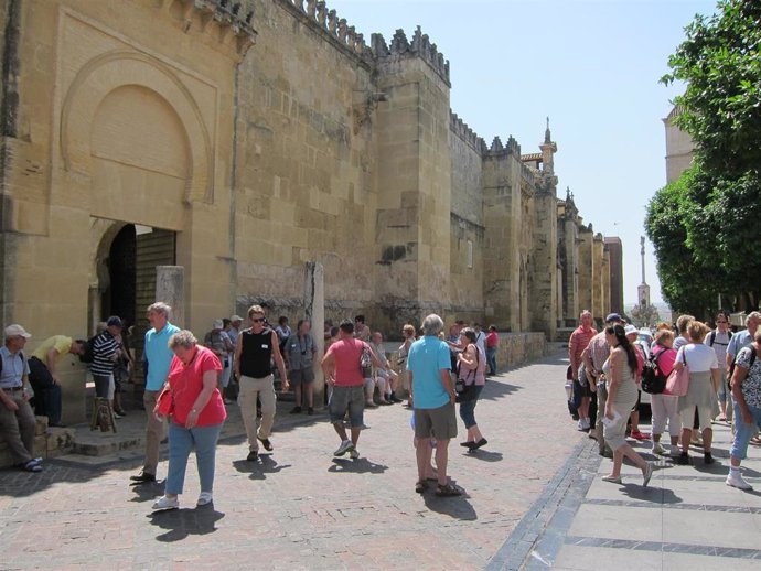 Turistas junto a la Mezquita-Catedral
