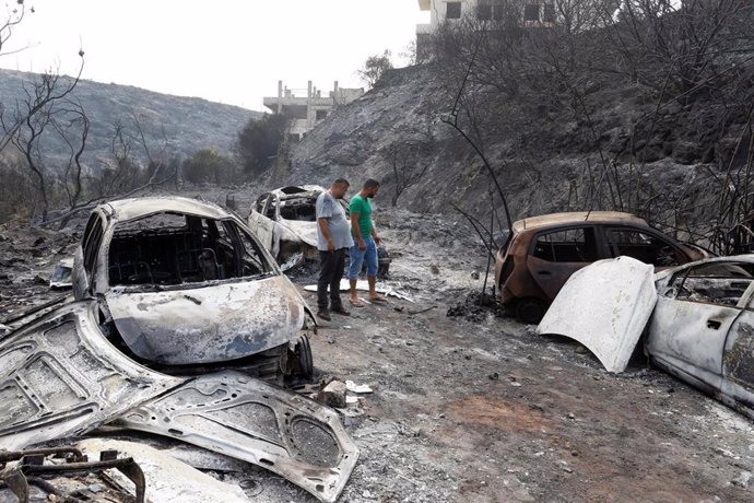 Vehículos quemados en Damur a causa de los incendios forestales en Líbano