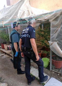 Agente Guardia Civil y Policía Local en invernadero clandestino
