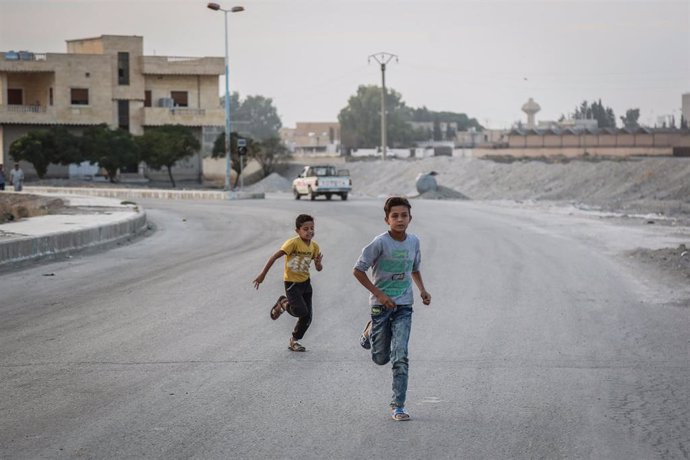 Dos niños en una calle desierta en Tel Abyad