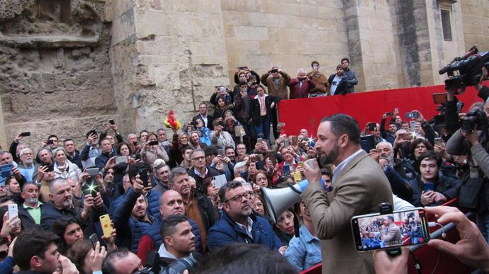 Santiago Abascal se dirige a personas agolpadas ante la Mezquita-Catedral de Córdoba (Foto de archivo)