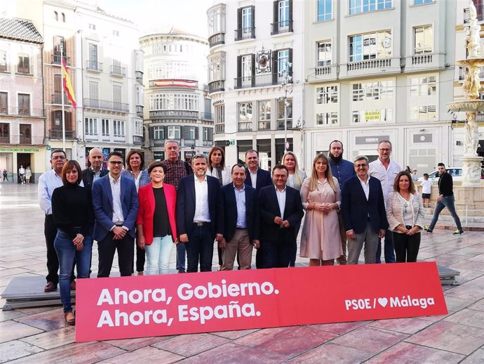 Fotografía de familia de la candidatura del PSOE de Málaga al Congreso y al Senado