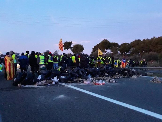 Los CDR han cortado este sábado por la mañana la autopista AP-7 en ambos sentidos de la marcha a la altura de L'Ampolla (Tarragona)