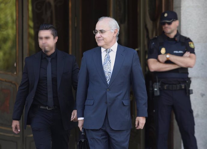 El magistrat del TS Pablo Llarena surt del Tribunal Suprem després d'haver acordat emetre una nova ordre europea i internacional de detenció i lliurament de l'expresident de la Generalitat de Catalunya Carles Puigdemont.