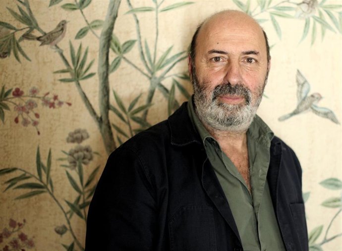 El director de cine francés Cédric Klapisch posa antes de su entrevista con Europa Press en el Hotel Urso por su nueva película "Tan cerca, tan lejos",  en Madrid a 15 de octubre de 2019.