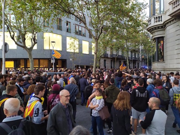 Manifestantes en dirección a la Delegación del Gobierno en Barcelona.