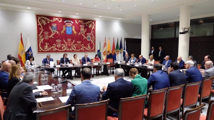 La ministra de Turismo en funciones, Reyes Maroto, preside una reunión sobre Thomas Cook en el Parlamento de Canarias