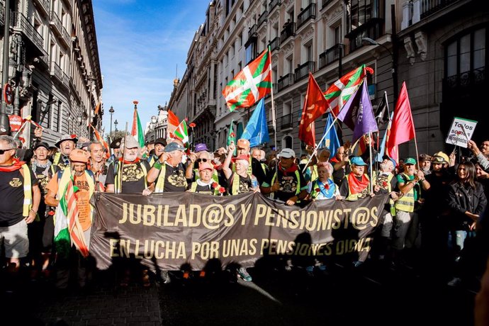 Participantes en la marcha de pensionistas con un cartel que dice 'Jubilad@s y pensionist@s. En lucha por unas pensiones dignas', en la Puerta del Sol de Madrid (España) a 15 de octubre de 2019.