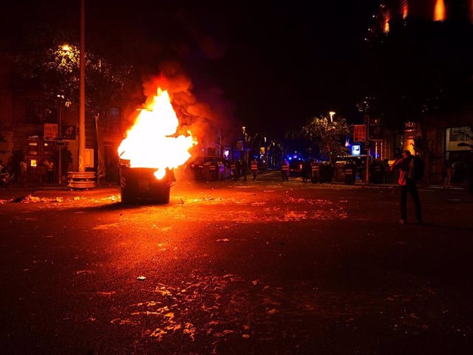 Activistas queman un contenedor en una manifestación cerca de la Delegación del Gobierno en Catalunya contra la sentencia del proceso independentista