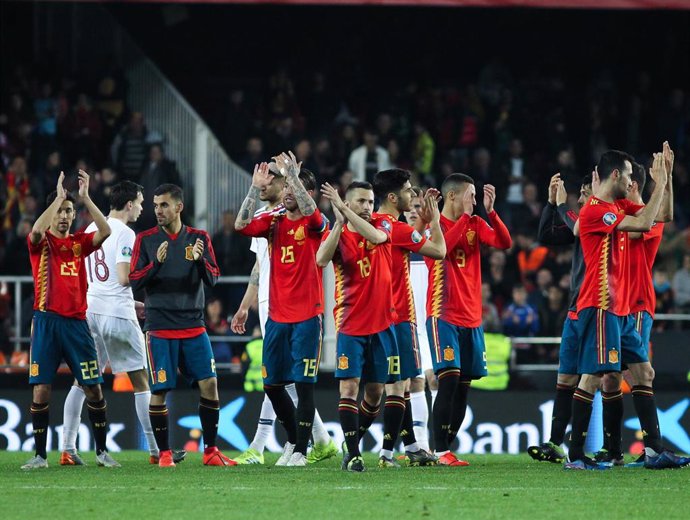 Los jugadores de la selección española saludan tras imponerse a Noruega en el estreno de la fase de clasificación para la Eurocopa de 2020