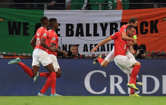 15 October 2019, Switzerland, Geneva: Switzerland's Haris Seferovic (R) celebrates with his teammates after scoring his side's first goal during the UEFA EURO 2020 qualifying Group D soccer match between Switzerland and the Republic of Ireland at the St