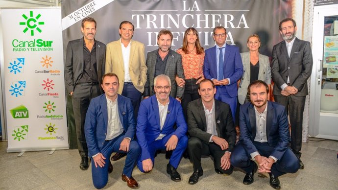Foto de familia con motivo del preestreno en Sevilla de 'La trinchera infinita'