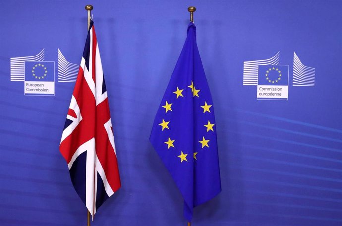 Banderas de la UE y Reino Unido en Bruselas