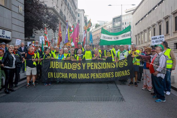Participantes en la marcha de pensionistas, en Madrid (España) a 15 de octubre de 2019.
