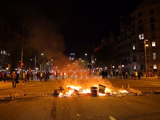 Hoguera en el paseo de Gràcia de Barcelona durante los disturbios por la sentencia contra el proceso soberanista