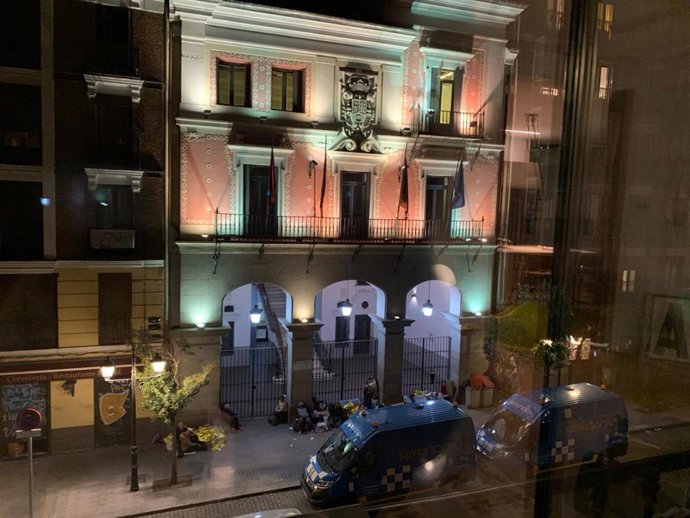 Imagen de la sede del Samur Social en la que una familia con menores ha pernoctado en la calle.