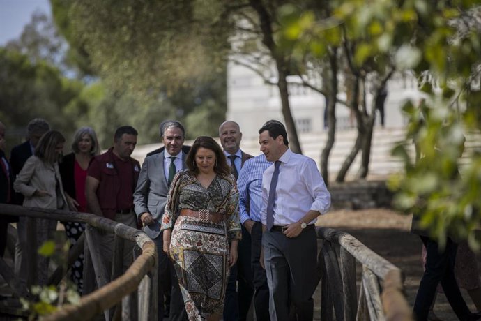 El presidente de la Junta de Andalucía, Juanma Moreno (1i), junto a la consejera de Agricultura Carmen Crespo (d); pasea por el entorno del Palacio del Acebrón. En el Parque Nacional de Doñana, Huelva (Andalucía, España) a 15 de octubre de 2019.