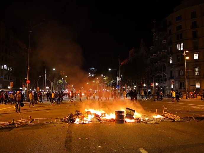 Foguera al passeig de Grcia de Barcelona durant els aldarulls per la sentncia contra el procés sobiranista