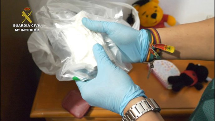 Material requisado tras la detención de los cinco miembros de un grupo acusado de tráfico de drogas en Cortegana (Huelva) y Huévar (Sevilla)