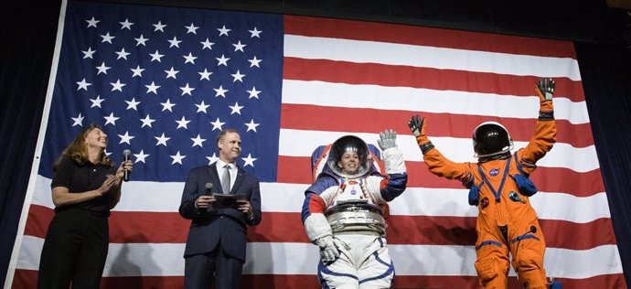 La NASA presenta sus nuevos trajes espaciales para volver a la Luna