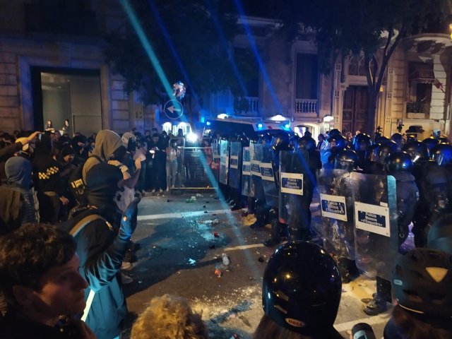 Manifestantes ante Mossos d'Esquadra en la zona de la Delegación del Gobierno de Barcelona.