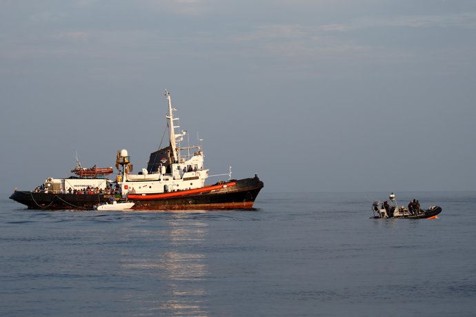 La Guardia Costera italiana traslada a Lampedusa a 180 migrantes rescatados