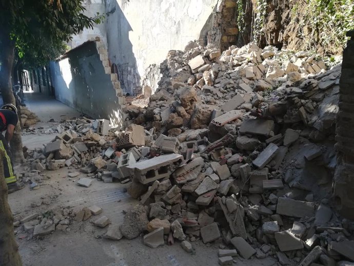 Aspecto que presentaban la muralla romana y el muro moderno colindante tras el derrumbe en la calle San Fernando.