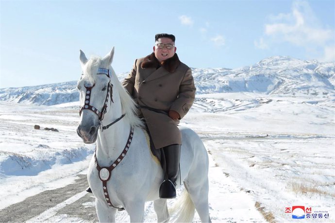 Kim Jong Un a lomos de un caballo en el monte Paektu