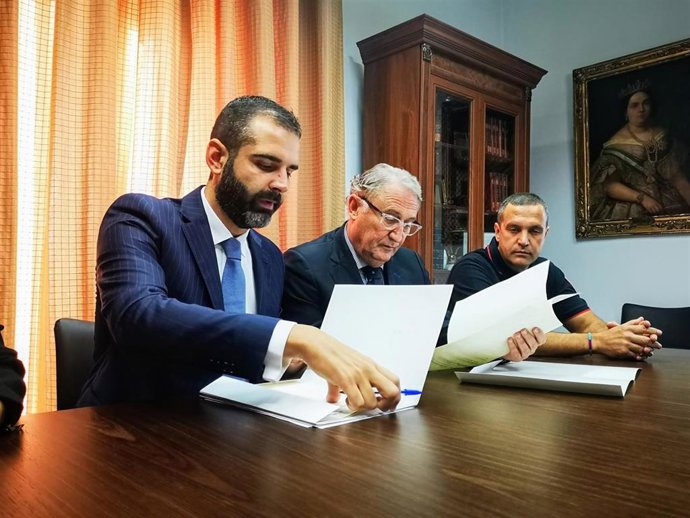 El alcalde de Almería y el presidente de la APA firman el acuerdo de colaboración