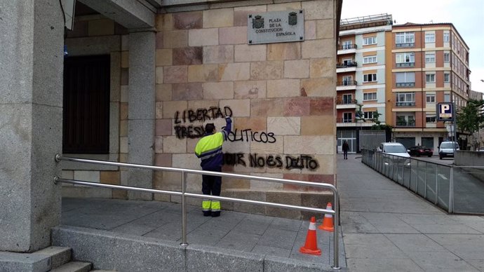 Un operario retira las pintadas de la fachada de la subdelegación del Gobierno en Zamora.