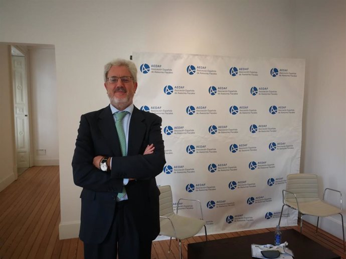    El presidente de la Asociación Española de Asesores Fiscales (Aedaf), José Ignacio Alemany Bellido, ha asegurado que el impuesto al diésel, una tasa medioambiental, "busca reducir" su consumo, si bien "no cree que sea" el método "más adecuado" para e