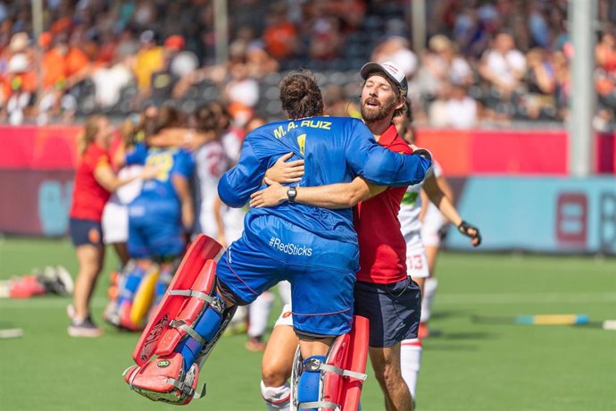 Adrian Lock, seleccionador nacional de hockey hierba, se abraza a María Ángeles Ruiz tras ganar el bronce en el Europeo de 2019