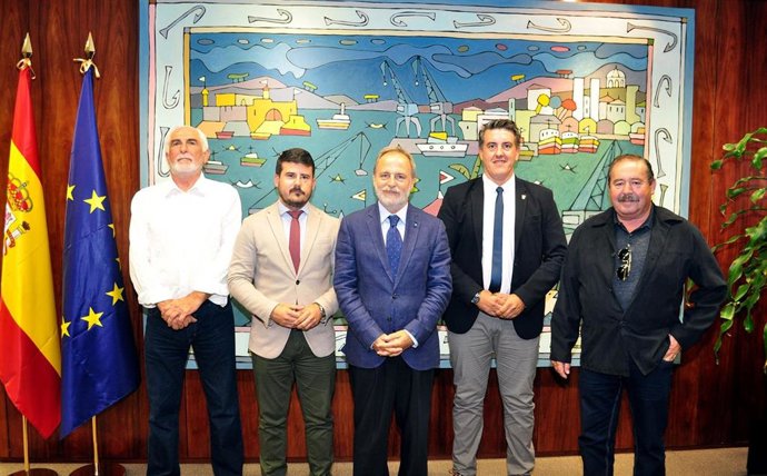 Salvador de la Encina con representantes del Ayuntamiento de Barbate