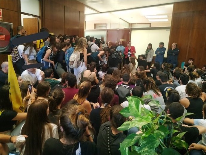 Protesta de estudiantes de la UAB en el rectorado de la UAB