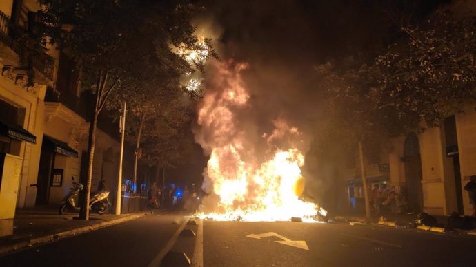 Hoguera en el centro de Barcelona durante los disturbios contra la sentencia del proceso independentista