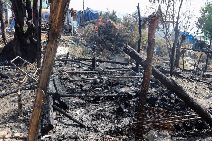 Tiendas incendiadas en el campo de refugiados de la isla de Samos