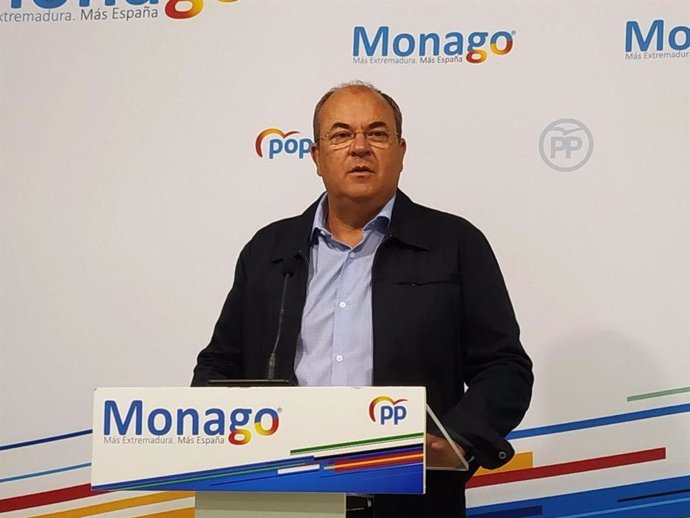 El presidente del PP de Extremadura, José Antonio Monago, en rueda de prensa.