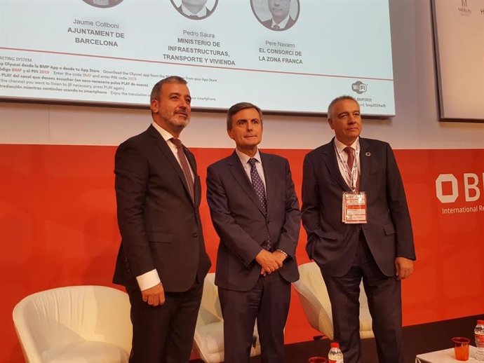 El primer teniente de alcalde de Barcelona, Jaume Collboni (PSC); el secretario de Estado de Infraestructuras, Transporte y Vivienda, Pedro Saura, y el delegado del Estado en el CZFB, Pere Navarro