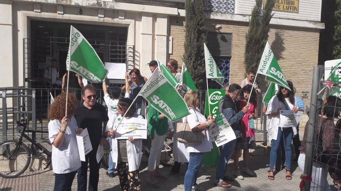 Protesta por los ceses de enfermeros en Sevilla
