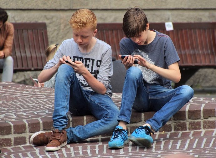 Adolescentes xogando co móbil