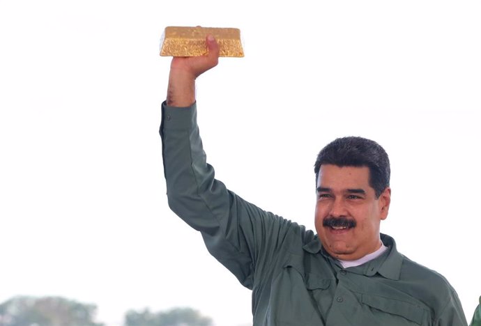 El presidente de Venezuela, Nicolás Maduro, con un lingote de oro (Imagen de archivo)