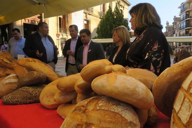 Muestra de panes artesanos en la lonja de la Diputación.