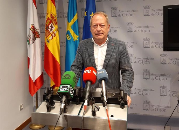 Aurelio Martín, concejal de Medio Ambiente y Movilidad de Gijón, en rueda de prensa en el Ayuntamiento