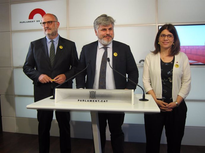 Els diputats de JxCat Eduard Pujol, Albert Batet i Gemma Geis, en roda de premsa al Parlament