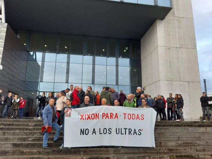 Concentración previa al juicio contra ocho ultra boys en Gijón